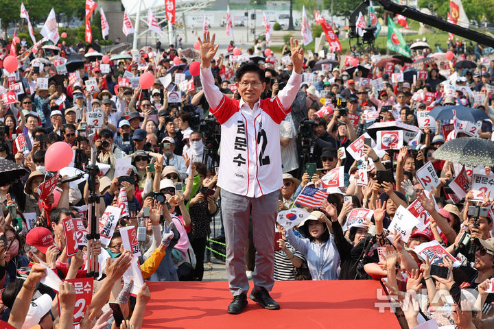 [안산=뉴시스] 권창회 기자 = 김문수 국민의힘 대선 후보가 29일 경기 안산시 안산문화광장에서 열린 유세에서 지지자들에게 인사하고 있다. 2025.05.29. kch0523@newsis.com