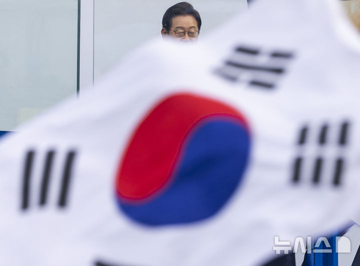 [서울=뉴시스] 조성우 기자 = 이재명 더불어민주당 대선 후보가 제21대 대통령선거 사전투표 첫날인 29일 오후 서울 송파구 잠실야구장 앞 광장에서 유세를 하고 있다. (공동취재) 2025.05.29. photo@newsis.com