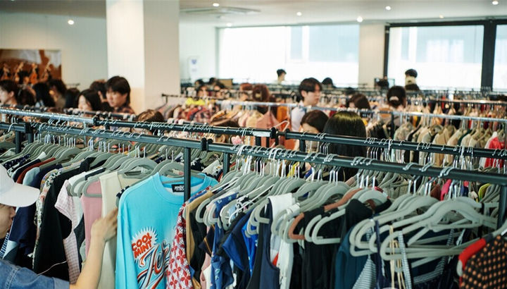 [서울=뉴시스] 뉴스펭귄과 GKL(그랜드코리아레저)는 6월 20일부터 21일까지 이틀 동안 서울 용산구 한강대로 공간오즈에서 나눔옷장 시즌3을 오픈한다. 나눔옷장은 옷장 속 묵혀둔 의류를 기부하고, 기부한 만큼 다른 옷으로 교환하는 자원순환 방식의 환경캠페인이다. 사진은 지난해 열린 나눔옷장 시즌2 행사장에서 참가자들이 옷을 고르고 있다. (사진= 뉴스펭귄 제공) 2025.05.29. photo@newsis.com *재판매 및 DB 금지