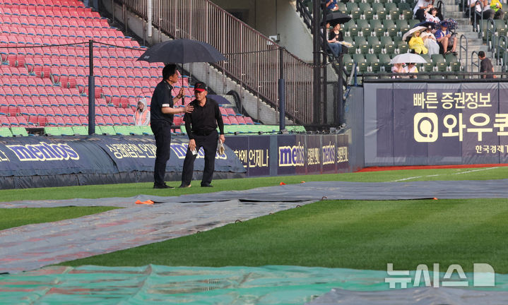 [서울=뉴시스] 김금보 기자 = 지난달 29일 서울 송파구 잠실야구장에서 열린 프로야구 2025 KBO리그 한화 이글스와 LG 트윈스의 경기, 김시진 경기 감독관이 우천 상황을 살피고 있다. 2025.05.29. kgb@newsis.com