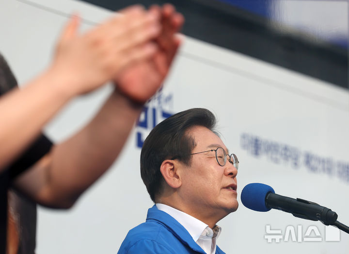 [서울=뉴시스] 조성우 기자 = 이재명 더불어민주당 대선후보가 29일 오후 서울 서초구 서울고속버스터미널광장에서 열린 유세에서 연설하고 있다. 2025.05.29. xconfind@newsis.com