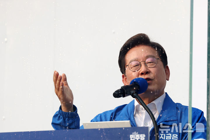 [서울=뉴시스] 조성우 기자 = 이재명 더불어민주당 대선후보가 29일 오후 서울 서초구 서울고속버스터미널광장에서 열린 유세에서 연설하고 있다. 2025.05.29. xconfind@newsis.com