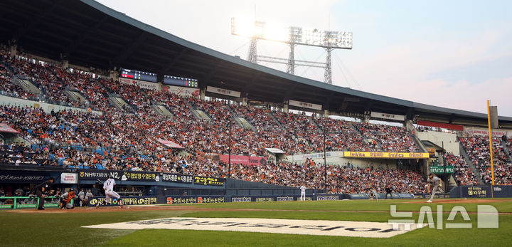 [서울=뉴시스] 김금보 기자 = 29일 서울 송파구 잠실야구장에서 열린 프로야구 2025 KBO 리그 한화 이글스와 LG 트윈스의 경기가 만원 관중 속에 펼쳐지고 있다. LG의 이번 시즌 18번째 홈 경기 매진이다. 2025.05.29. kgb@newsis.com