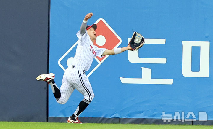 [서울=뉴시스] 김금보 기자 = 29일 서울 송파구 잠실야구장에서 열린 프로야구 2025 KBO리그 한화 이글스와 LG 트윈스의 경기, 3회초 2사 1루 LG 중견수 박해민이 한화 플로리얼의 타구를 잡아내고 있다. 2025.05.29. kgb@newsis.com