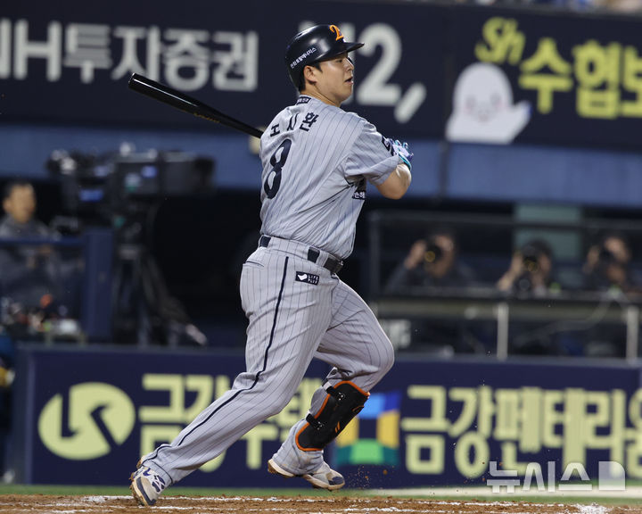 [서울=뉴시스] 김금보 기자 = 29일 서울 송파구 잠실야구장에서 열린 프로야구 2025 KBO리그 한화 이글스와 LG 트윈스의 경기, 6회초 1사 1,3루 한화 노시환이 희생타를 치고 있다. 2025.05.29. kgb@newsis.com