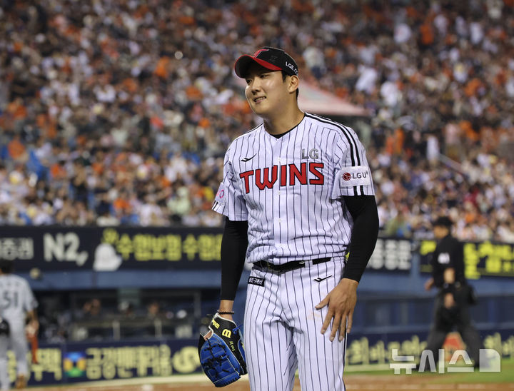 [서울=뉴시스] 김금보 기자 = 29일 서울 송파구 잠실야구장에서 열린 프로야구 2025 KBO리그 한화 이글스와 LG 트윈스의 경기, 6회초 LG 선발 손주영이 이닝을 마치고 더그아웃으로 들어가고 있다. 2025.05.29. kgb@newsis.com