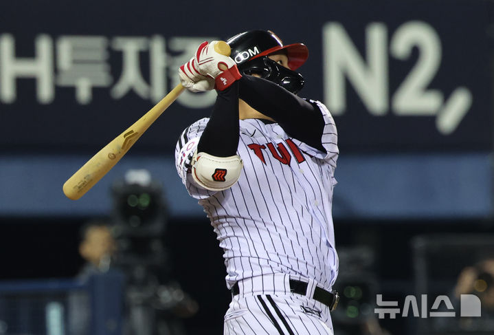 [서울=뉴시스] 김금보 기자 = 5월29일 서울 송파구 잠실야구장에서 열린 프로야구 2025 KBO리그 한화 이글스와 LG 트윈스의 경기, 6회말 1사 주자 없는 상황 LG 문보경이 홈런을 치고 있다. 2025.05.29. kgb@newsis.com