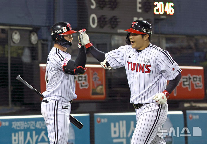 [서울=뉴시스] 김금보 기자 = 5월29일 서울 송파구 잠실야구장에서 열린 프로야구 2025 KBO리그 한화 이글스와 LG 트윈스의 경기, 6회말 1사 주자 없는 상황 LG 문보경이 홈런을 치고 오지환과 하이파이브를 하고 있다. 2025.05.29. kgb@newsis.com