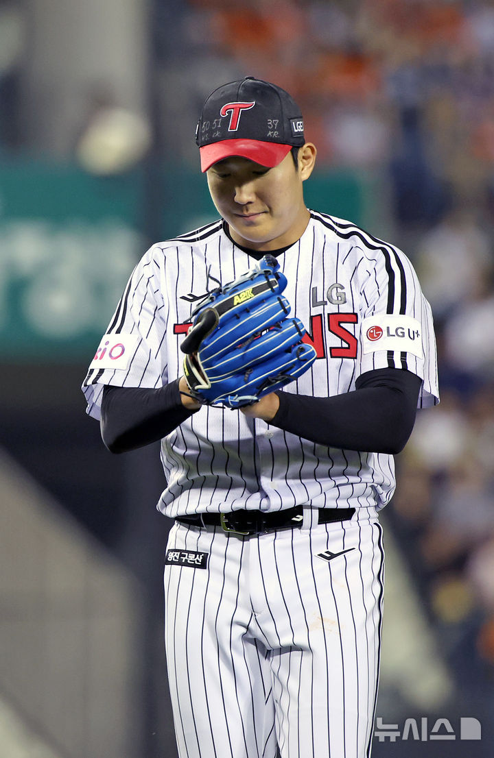 [서울=뉴시스] 김금보 기자 = 29일 서울 송파구 잠실야구장에서 열린 프로야구 2025 KBO리그 한화 이글스와 LG 트윈스의 경기, 7회초 2사 주자 없는 상황 LG 선발 손주영이 한화 이재원을 중견수 플라이로 잡아낸 뒤 안도하고 있다. 2025.05.29. kgb@newsis.com