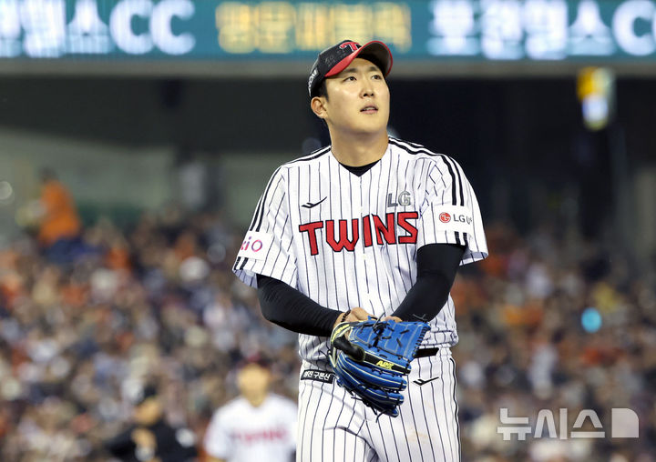 [서울=뉴시스] 김금보 기자 = 29일 서울 송파구 잠실야구장에서 열린 프로야구 2025 KBO리그 한화 이글스와 LG 트윈스의 경기, 7회초 2사 주자 없는 상황 LG 선발 손주영이 한화 이재원을 중견수 플라이로 잡아낸 뒤 안도하고 있다. 2025.05.29. kgb@newsis.com