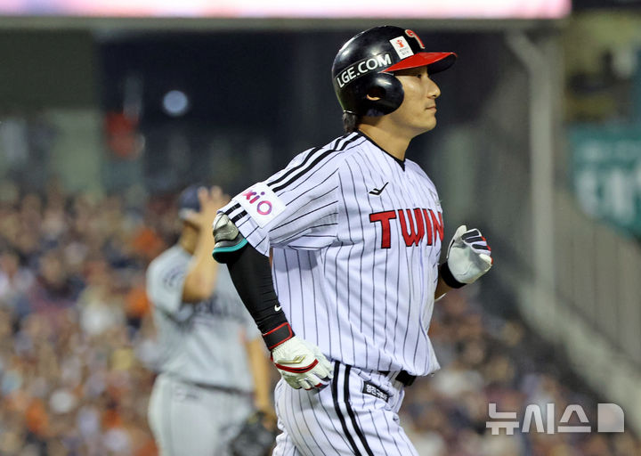 [서울=뉴시스] 김금보 기자 = 29일 서울 송파구 잠실야구장에서 열린 프로야구 2025 KBO리그 한화 이글스와 LG 트윈스의 경기, 8회말 2사 1,2루 LG 신민재가 12구 싸움 볼넷으로 진루하고 있다. 2025.05.29. kgb@newsis.com