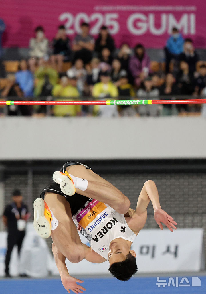 [구미=뉴시스] 이무열 기자 = 우상혁(용인시청)이 29일 경북 구미시민운동장에서 열린 2025 구미아시아육상선수권대회 높이뛰기 결선 2m23 1차시기 점프에 성공하고 있다. 2025.05.29. lmy@newsis.com