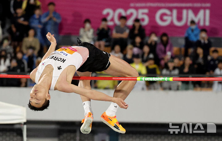 [구미=뉴시스] 이무열 기자 = 우상혁(용인시청)이 29일 경북 구미시민운동장에서 열린 2025 구미아시아육상선수권대회 높이뛰기 결선 2m23 1차시기 점프에 성공하고 있다. 2025.05.29. lmy@newsis.com