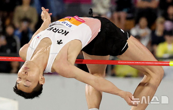 [구미=뉴시스] 이무열 기자 = 우상혁(용인시청)이 29일 경북 구미시민운동장에서 열린 2025 구미아시아육상선수권대회 높이뛰기 결선 2m23 1차시기 점프에 성공하고 있다. 2025.05.29. lmy@newsis.com