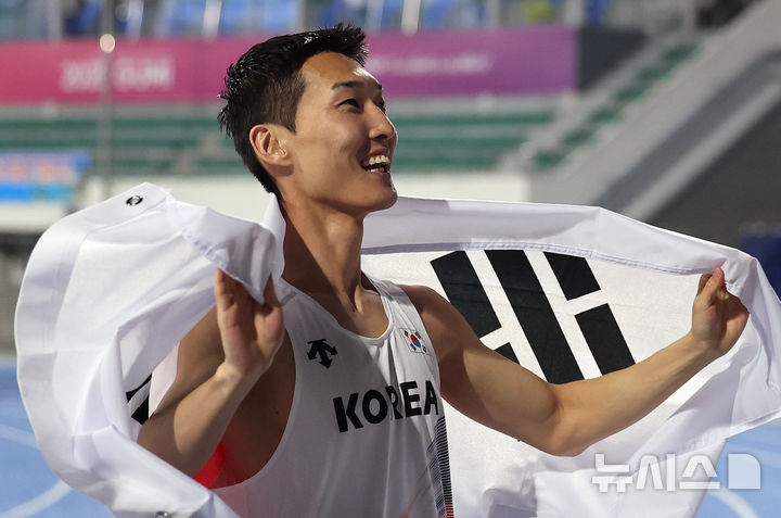 [구미=뉴시스] 이무열 기자 = 우상혁(용인시청)이 29일 오후 경북 구미시민운동장에서 열린 2025 구미아시아육상선수권대회 높이뛰기 결선에서 2m29 기록으로 우승 확정 후 태극기를 두르고 기뻐하고 있다. 2025.05.29. lmy@newsis.com