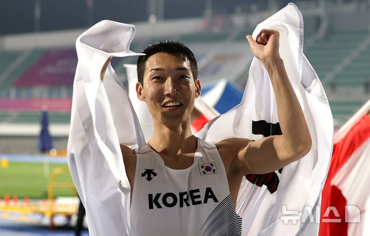 [구미=뉴시스] 이무열 기자 = 우상혁(용인시청)이 29일 오후 경북 구미시민운동장에서 열린 2025 구미아시아육상선수권대회 높이뛰기 결선에서 2m29 기록으로 우승 확정 후 태극기를 두르고 기뻐하고 있다. 2025.05.29. lmy@newsis.com