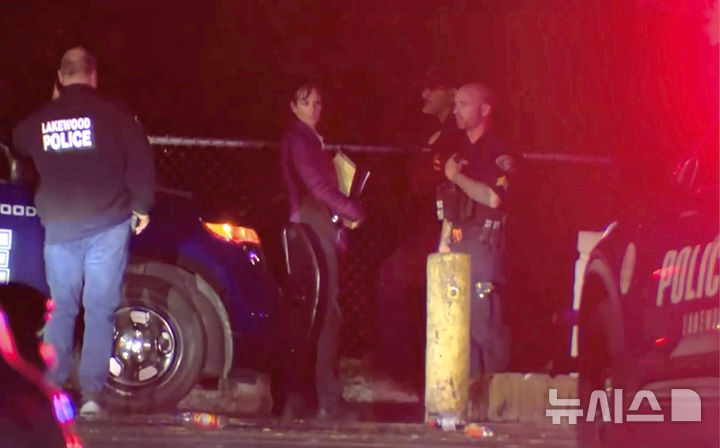 [레이크우드( 미 워싱턴주)=AP/뉴시스] 미 워싱턴주 레이크우드의 해리 토드 공원에서 총격사건이 발생해 5월 28일 밤에 공원에 있던 산책객 100여 명 중 7명이 총상을 입었다. 사진은 미 코모(KOMO)닷컴이 AP에 제공한 당시 경찰 기동대 사진. 2025. 05. 30. 