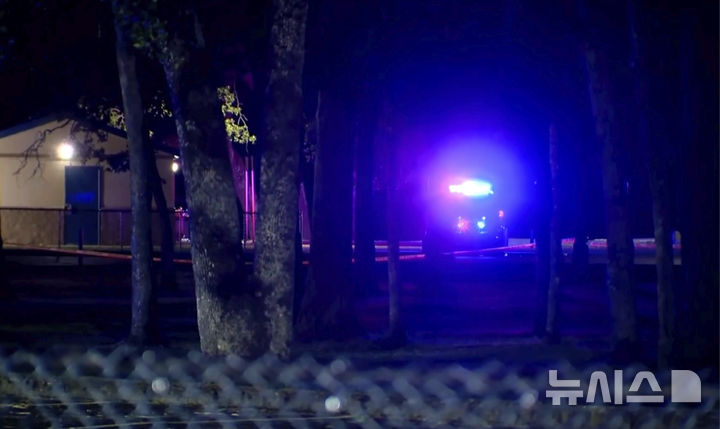 [레이크우드( 미 워싱턴주)=AP/뉴시스] 미국 워싱턴주 레이크우드의 해리 토드 공원에서 5월 28일 밤 총격사건이 발생해 경찰 차량이 진입하고 있다. 2025. 05. 30. 