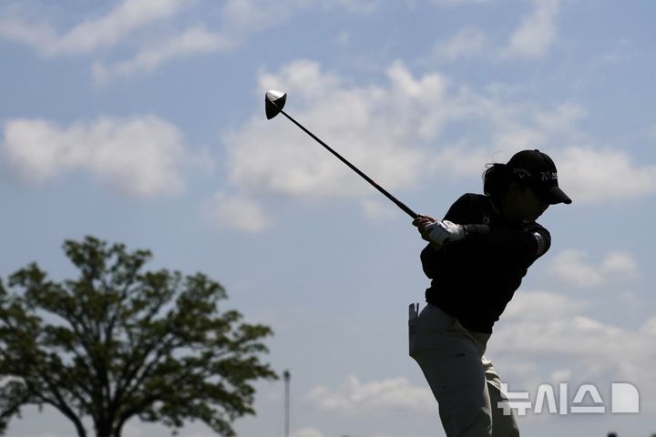 [에린=AP/뉴시스] 마다솜이 29일(현지 시간) 미 위스콘신주 에린의 에린힐스에서 열린 미국여자프로골프(LPGA) 투어 제80회 US여자오픈 첫날 18번 홀에서 샷하고 있다. 마다솜은 1언더파 71타 공동 19위에 이름을 올렸다. 2025.05.30.