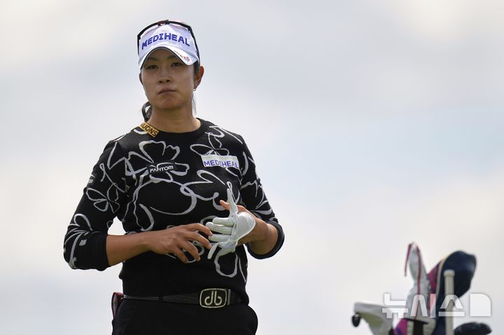 [에린=AP/뉴시스] 김아림이 29일(현지 시간) 미 위스콘신주 에린의 에린힐스에서 열린 미국여자프로골프(LPGA) 투어 제80회 US여자오픈 첫날 3번 홀에서 경기하고 있다. 김아림은 4언더파 68타로 임진희 등과 함께 공동 선두에 이름을 올렸다. 2025.05.30.