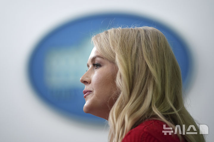 [워싱턴=AP/뉴시스]캐롤라인 레빗 백악관 대변인이 29일(현지 시간) 백악관 정례브리핑에서 기자들의 질문을 듣고 있다. 2025.05.30.