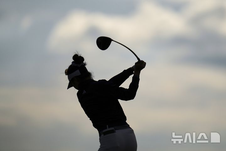 [에린=AP/뉴시스] 호주의 그레이스 킴이 29일(현지 시간) 미 위스콘신주 에린의 에린힐스에서 열린 미국여자프로골프(LPGA) 투어 제80회 US여자오픈 1라운드 5번홀에서 티샷을 하고 있다. 2025.05.30.