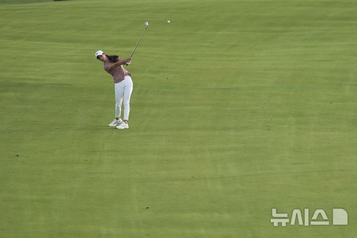 [에린=AP/뉴시스] 스페인의 줄리아 로페즈 라미레즈가 29일(현지 시간) 미 위스콘신주 에린의 에린힐스에서 열린 미국여자프로골프(LPGA) 투어 제80회 US여자오픈 1라운드 8번홀 페어웨이에서 티샷을 하고 있다. 2025.05.30.<font style="vertical-align: inherit;"><font style="vertical-align: inherit;"></font></font>