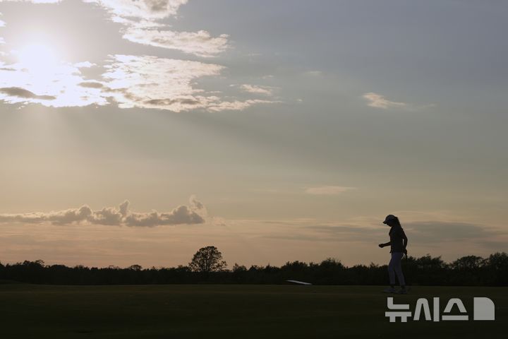 [에린=AP/뉴시스] 스페인의 줄리아 로페즈 라미레즈가 29일(현지 시간) 미 위스콘신주 에린의 에린힐스에서 열린 미국여자프로골프(LPGA) 투어 제80회 US여자오픈 1라운드 8번홀에서 퍼팅하고 있다. 2025.05.30.<font style="vertical-align: inherit;"><font style="vertical-align: inherit;"></font></font>