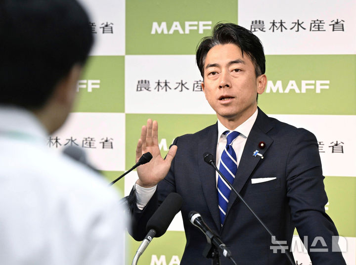 [도쿄=AP·교도/뉴시스]고이즈미 신지로 농림수산상이 지난 5월 30일 도쿄 농림수산서에서 기자회견을 가지고 발언하고 있다. 2025.07.17.