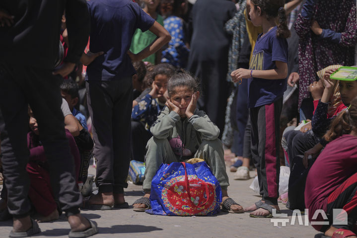 [데이르알발라=AP/뉴시스] 30일(현지 시간) 가자지구 데이르알발라에서 한 소녀가 식량 배급을 받기 위해 기다리고 있다. 유엔은 이날 가자지구 인구 100%가 기아 위험에 처했다고 경고했다. 2025.05.31.