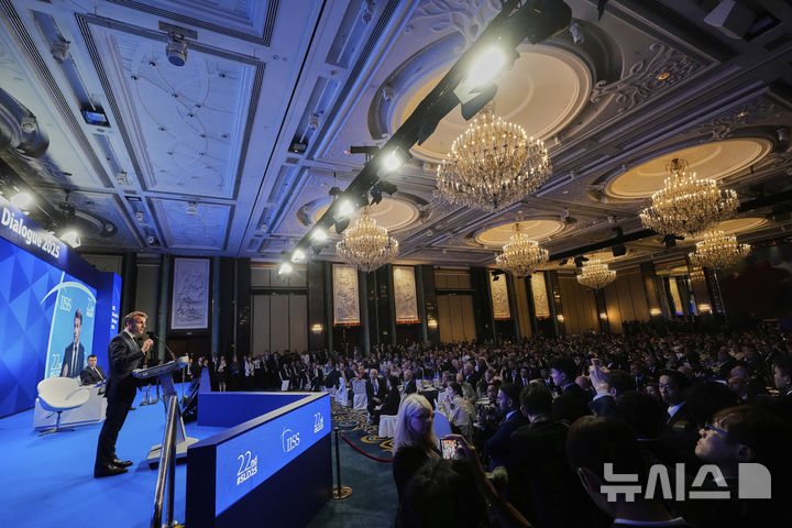 [싱가포르=AP/뉴시스] 에마뉘엘 마크롱 프랑스 대통령이 30일(현지 시간) 싱가포르에서 열린 제22회 샹그릴라 대화에서 기조연설하고 있다. 2025.05.31.