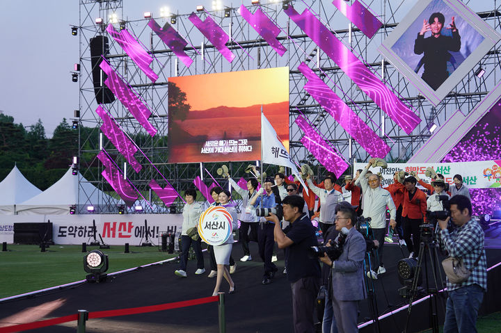 [서산=뉴시스] 서산종합운동장 일원에서 29일 열린 제31회 충청남도장애인체육대회 개회식 선수단 입장식에서 서산시 선수단이 입장하고 있다. (사진=서산시 제공) 2025.05.30. photo@newsis.com *재판매 및 DB 금지