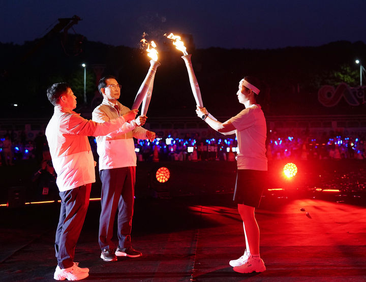 [서산=뉴시스] 이완섭(가운데) 서산시장과 성화 주자가 29일 서산종합운동장 일원에서 열린 제31회 충청남도장애인체육대회 개회식 성화점화를 하고 있다. (사진=서산시 제공) 2025.05.30. photo@newsis.com *재판매 및 DB 금지