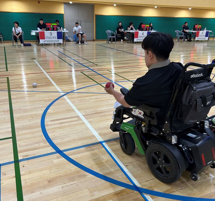 [서산=뉴시스] 29일 서산 HD현대오일뱅크 체육관에서 보치아 경기에 출전한 한 선수가 공을 던지고 있다. (사진=서산시 제공) 2025.05.30. photo@newsis.com *재판매 및 DB 금지