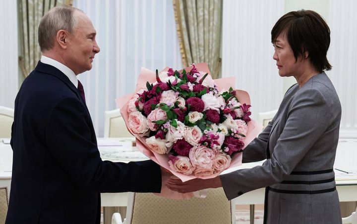 [서울=뉴시스] 블라디미르 푸틴 대통령이 29일 크렘린궁에서 아베 신조 전 총리의 부인 아키에 여사를 만나 꽃다발을 전하고 있다.(출처: 타스통신) 2025.05.30. *재판매 및 DB 금지