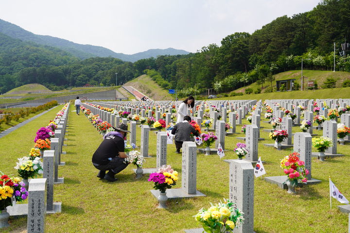 [서울=뉴시스] 지난 29일 대전 유성구 국립대전현충원에서 진행된 창업진흥원의 묘역 정화 봉사활동. (사진=창업진흥원 제공) 2025.05.30. photo@newsis.com *재판매 및 DB 금지