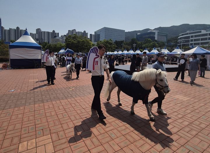 [부산=뉴시스] 부산시 자치경찰위원회는 29일 부산대학교 대동제 축제 현장에서 부산대 이에스지(ESG) 경영센터, 금정경찰서 등과 함께 '2025 캠퍼스 안심 캠페인'을 개최했다고 30일 밝혔다. (사진=부산자치경찰위 제공) 2025.05.30. photo@newsis.com *재판매 및 DB 금지