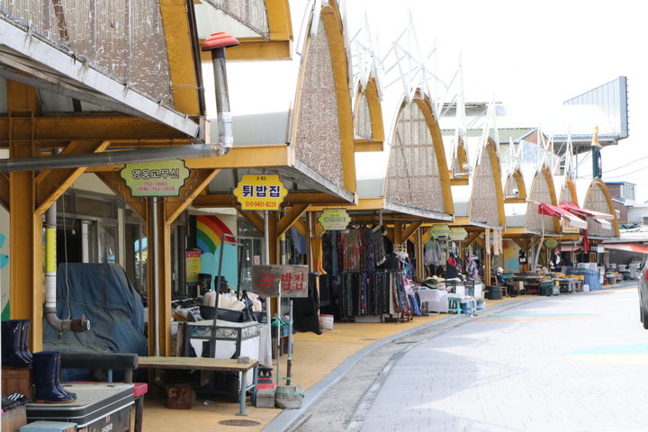 [금산=뉴시스] 금산천을 따라 형성된 금산금빛시장 외부 모습.&nbsp; *재판매 및 DB 금지