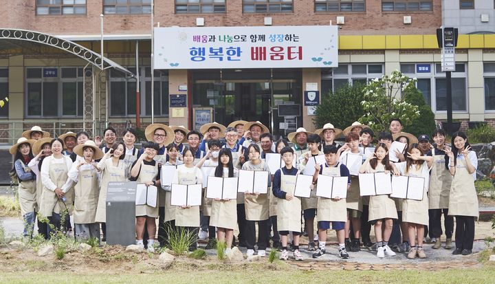 [서울=뉴시스] 현대글로비스 임직원 봉사단 등이 29일 충남 당진 당산초등학교에서 기념 촬영하는 모습. (사진=현대글로비스) 2025.05.30 photo@newsis.com *재판매 및 DB 금지 *재판매 및 DB 금지
