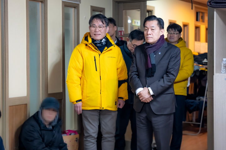 [수원=뉴시스] 이재준 수원시장이 한파주의보가 발령된 올해 1월9일 노숙인 일시보호소 꿈터를 점검하고 있다.. (사진=수원시 제공) 2025.05.30. photo@newsis.com *재판매 및 DB 금지