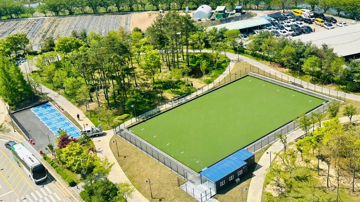 [수원=뉴시스] 대부둑공원 내 론볼 연습경기장과 장애인 주차장. (사진=수원시 제공) 2025.05.30. photo@newsis.com *재판매 및 DB 금지