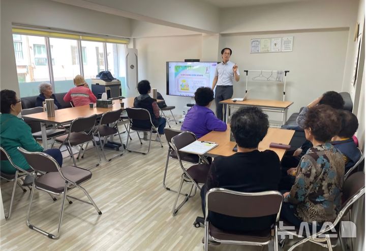 [광명=뉴시스]'경로당 주치의 사업'에 참여한 한의사가 경로당에서 어르신들에게 건강관리 교육을 하고 있다.(사진=광명시 제공)2025.05.30.photo@newsis.com