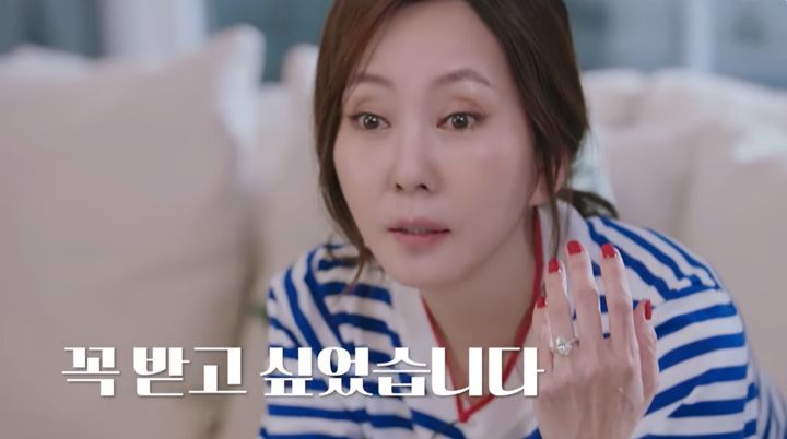 [서울=뉴시스] 29일 유튜브 '김남주'에는 배우 김남주가 애장품을 공개하는 영상이 공개됐다. (사진=유튜브 채널 '김남주' 화면 캡처) 2025.05.30 photo@newsis.com&nbsp; *재판매 및 DB 금지