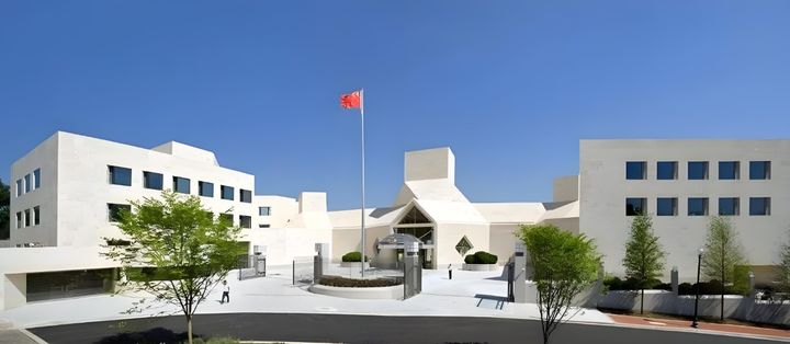 [서울=뉴시스] 도널드 트럼프 미국 대통령이 중국이 무역 합의를 위반했다고 주장하자, 중국이 "차별적 조치를 중단하라"며 반발했다. 사진은 주미 중국대사관 건물. (사진=주미중국대사관 웹사이트) 2025.05.31.