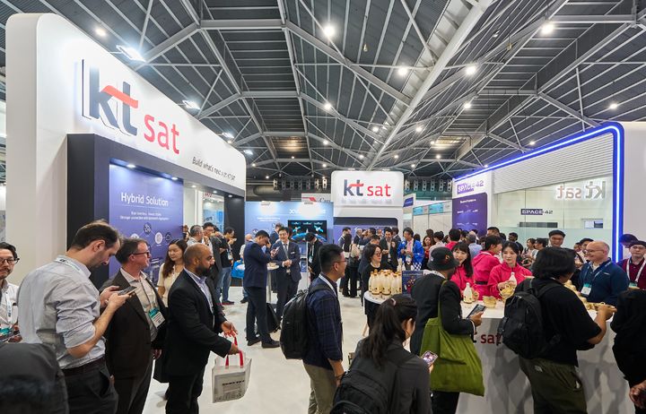 [서울=뉴시스] KT SAT이 아시아태평양 지역 최대 위성 전시회 ‘새틀라이트 아시아2025’에 참가했다. (사진=KT SAT 제공) *재판매 및 DB 금지