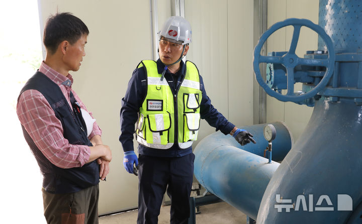 [세종=뉴시스]한전KPS는 지난 27일부터 29일까지 전남 나주 관내 덕례빗물펌프장 등 영산강 유역 9개 배수펌프장을 찾아 대용량 설비의 정상작동 및 고장 여부 등을 점검했다.(사진=한전KPS 제공)