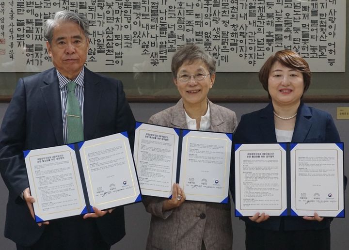 국립극단-국립극장 업무협약식. 박인건(왼쪽부터) 국립극장 극장장, 박정희 국립극단 단장 겸 예술감독, 신은향 문화체육관광부 예술정책관. (사진=국립극단 제공) *재판매 및 DB 금지