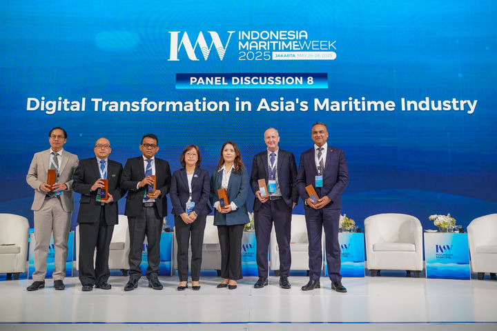 [부산=뉴시스] 인도네시아 자카르타에서 열린 '제1회 인도네시아 마리타임 위크 2025'의 토론 참석자들이 기념 사진을 촬영하고 있다. (사진=부산항만공사 제공) 2025.05.30. photo@newsis.com *재판매 및 DB 금지