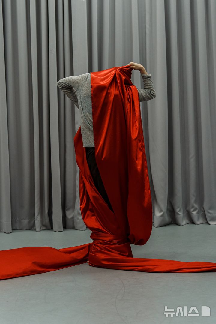 [서울=뉴시스]솔로 프로젝트의 '붉은제전' 연습 장면 (사진=국립현대무용단 제공)