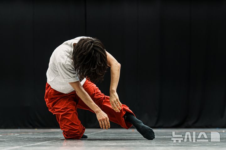 [서울=뉴시스]솔로 프로젝트의 '정록이, 여기에 있습니다' 연습 장면 (사진=국립현대무용단 제공)